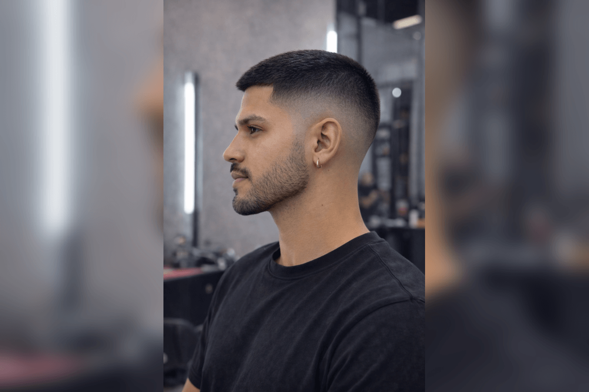 Homem recebendo corte de cabelo clássico