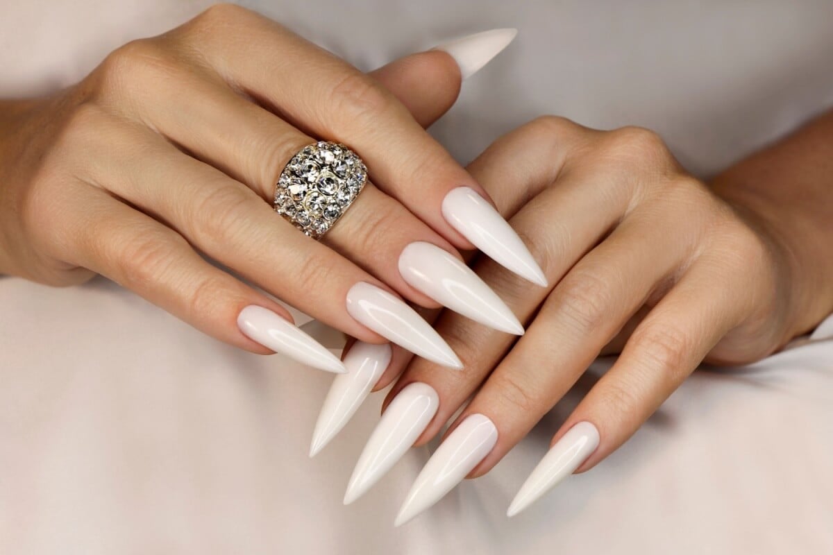 Mãos com unhas alongadas e decoradas
